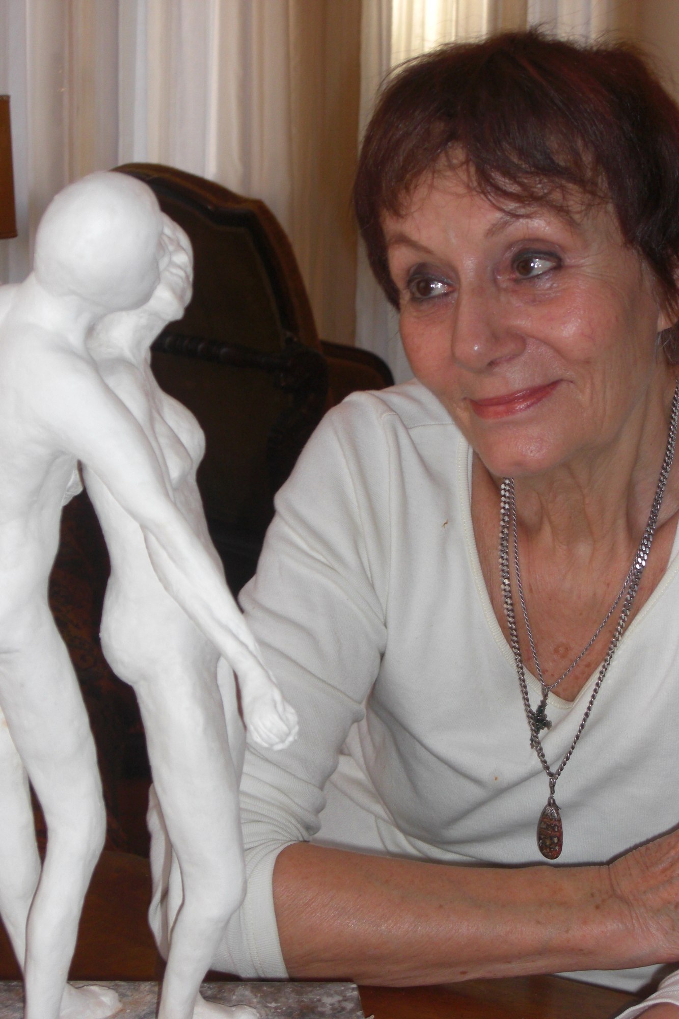Marianita Valdinoci nel suo studio, con una delle sue sculture in terra cruda
